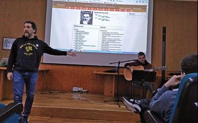 Gotzon Barandiaranek eta Rafa Ruedak literatur saio musikatua eman dute Institutuan