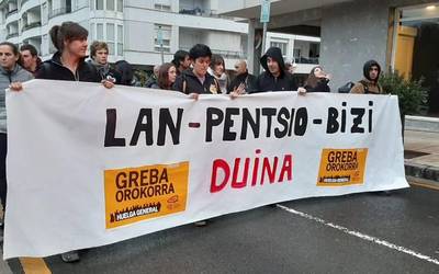 Irudietan: Jendetza bildu da grebaren aldeko arratsaldeko manifestazioan