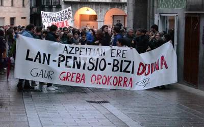 Lan, bizitza eta pentsio duinen aldeko aldarria kalera atera dute ehunka lagunek