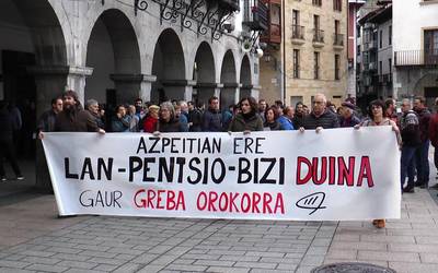 Eguneko lehen manifestazioa egin dute grebarekin bat egin duten hainbat herritarrek Azpeitian