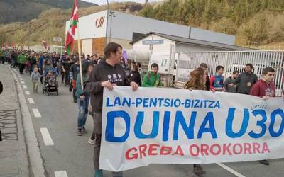 Lan, pentsio eta bizitza duinaren aldeko manifestazio arrakastatsua Donezteben