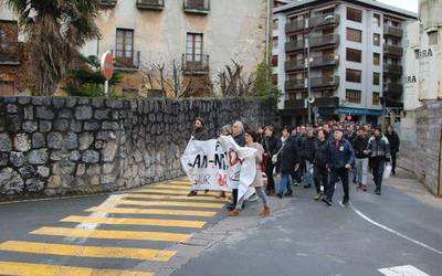 Eguneko lehen manifestazioa egin dute grebarekin bat egin duten hainbat herritarrek