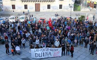 Elkarretaratze jendetsua egin dute grebarekin bat egin duten herritarrek