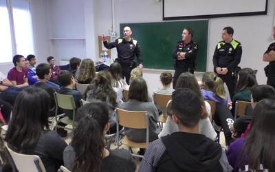 Beasain eta Lazkaoko udaltzaingoa alkoholaren kontsumoaren prebentzioaren inguruko lanketa egiten ari da ikastetxeetan