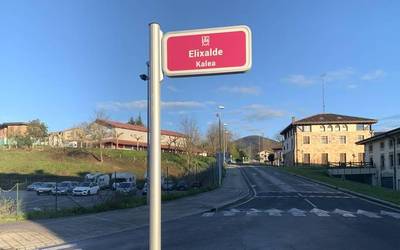 Kale-izendegiaren plakak berritu dituzte Iurretan
