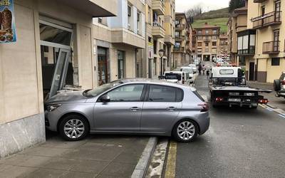 Auto batek emakume bat harrapatu du Oñatin, Motxon kaleko negozio baten aurka