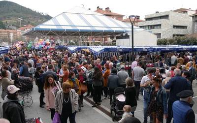 Eguraldia lagun, ehunka lagun bertaratu dira San Blas azokara