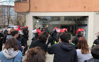 Elkarretaratzea deitu du eguaztenerako Euskal Herrian Euskarazek
