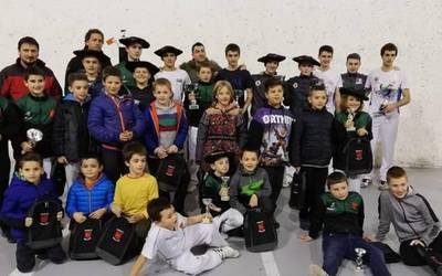 Mendialdeko Mankomunitateko herrietan esku pilota indartzeko kluben arteko txapelketa antolatu dute