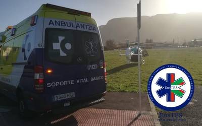 Txirrindulari batek auto baten aurka talka egin du eta helikopteroz eraman behar izan dute ospitalera