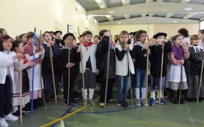 Irudietan: Santa eskean atera ziren atzo Orioko haur eta gazteak