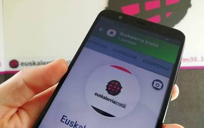 Parte hartu Egunean Behin jokoko Euskalerria Irratiaren taldean