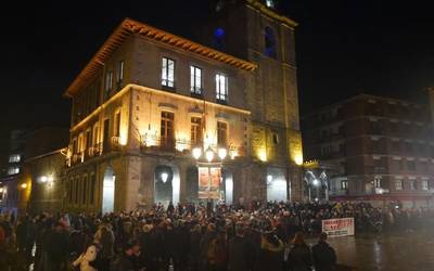 Ehunka lagun bildu dira plazan atzoko lan heriotza salatzeko