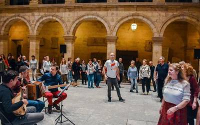 Bueltan da dantza tradizionala Euskal Museoan