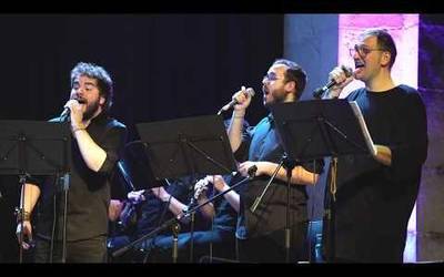 Kbeat Band taldearen emanaldia, bideoan