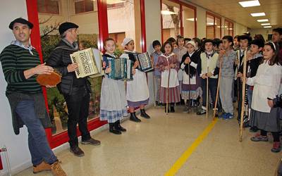 Ospitalean eta Eguneko Zentroan izan dira kantuan Mendaro ikastolako koplari gazteak