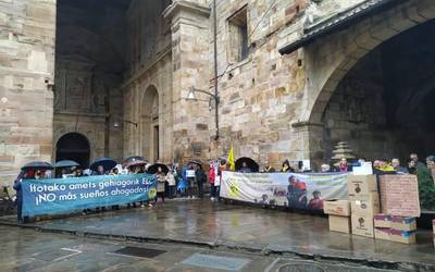 Nazioarteko inmigrazio politikak eta estatuen harresiak salatu dituzte Durangon