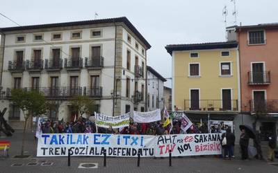 "Nafarroako tren geltoki eta geraleku guztiak zabaldu beharko lirateke"
