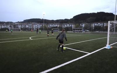 Zazpiko futbol zelaiaren erabilera arauak zehaztu ditu Udalak