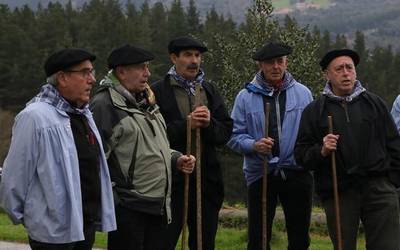 Eztarriz sano abestu dute Gesalibar auzoan