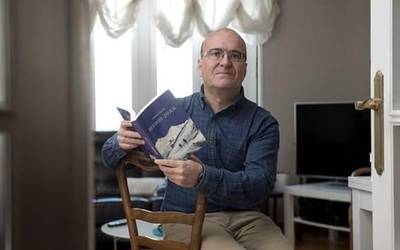 Aingeru Epaltzak 'Mendi-joen balada' literatur eta musika ikuskizuna taularatuko du gaur Liburutegi Nagusian