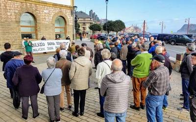 Pentsio publiko duinak aldarrikatzeko elkarretaratzea egin dute eguerdian