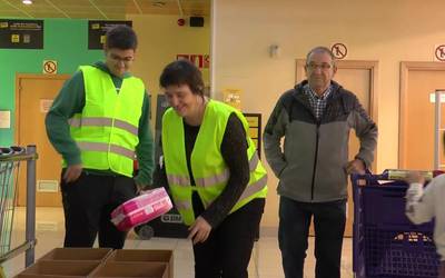 Tolosaldea Sahararekin elkarteak produktu bilketa egin du Villabonan