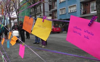 Hitz berriak eta zaharrak zintzilikatu dituzte  Euskararen Nazioarteko Egunean