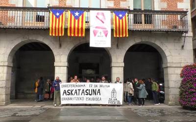 Tolosaldeko hainbat udalek elkarretaratzeak egin dituzte Kataluiniako buruzagi independentisten epaia salatzeko