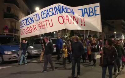 [BIDEOA] Dioxina tasa altuen berriak herritarrak kalera atera ditu Zaldibarren