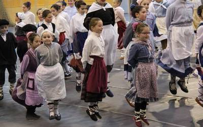 Jendetza erakarri du Danbolin Musika Eskolako ikasleen dantza erakustaldiak
