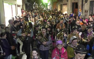 Harrera paregabea izan dute musika eta  dantzekin etorri diren Kaldereroek