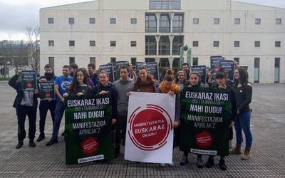 Euskara hirugarren mailako hizkuntza dela salatu dute NUPeko ikasleek
