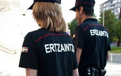 Berangoko PPk txalotu egin du Udaltzaingoaren eta Ertzaintzaren arteko lankidetza-hitzarmena