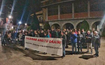 'Zaldibar argitu orain' lemapean elkarretaratzea egin dute dozenaka lagunek udaletxe aurrean