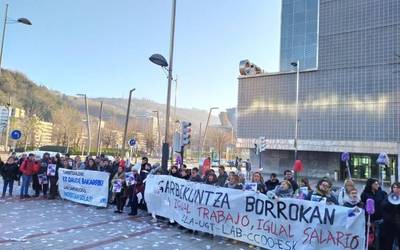 Bost asteko grebaren atarian EHUko klaustroan mobilizazioa egin dute garbiltzaileek