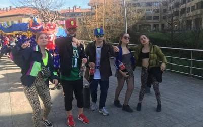 [ARGAZKI GALERIA]: Mozorroa jantzi eta kalera irten dira gaur iurretarrak