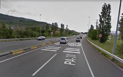 Iruñeko ingurubidean auto lasterketak egiteagatik bi gazte atxilotu dituzte