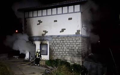 Sutea piztu da hustuta dagoen Urolako trenbideko eraikin batean