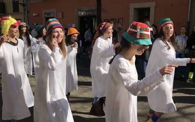 Txino dantza, Aratusteei ongietorria emateko