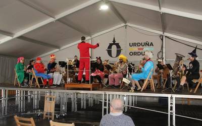 Igandean dantza eta musikarekin jarraitu zuten jaia