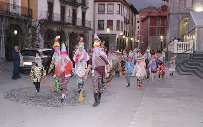 Foru plaza izan zen Urduñako Aratusteen ardatza