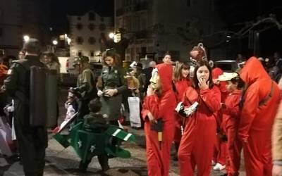 Estralurtarrek ere ez zuten galdu atzo Aratusteen desfilea Artziniegan