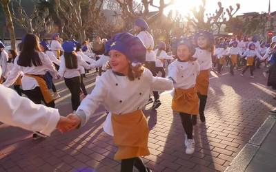 La Salle Ikastetxeko Izartxo taldeak mozorro desfile berezia 10. urteurrena ospatzeko