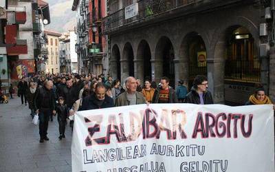 Zaldibarko auzia argitzeko, desagertutako langileak aurkitzeko eta erraustegia gelditzeko eskatu dute ehunka azpeitiarrek