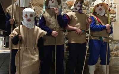 Zatamarro begi gorri, urtien behin etorri...