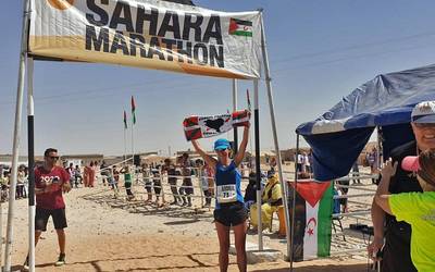 Ainhoa Lendinez saharar errefuxiatuen aldeko elkartasun maratoiko podiumean