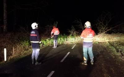 Eguraldi txarrak suhiltzaileen hainbat esku-hartze eragin ditu