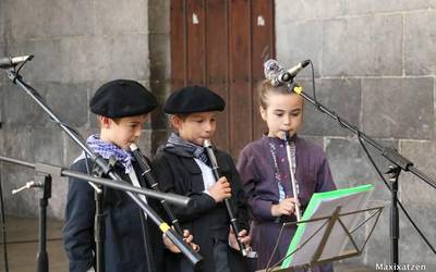 Euskal doinuekin eta dantzekin hasiko da igandean XXI. Talde Talde