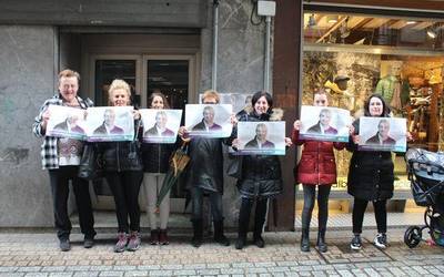 Adinekoen egoitzetako langileak eskuorriak banatzen aritu dira herriko kaleetan